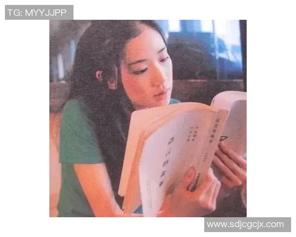 小众头像中的足球明星女生展现独特魅力与个性风采