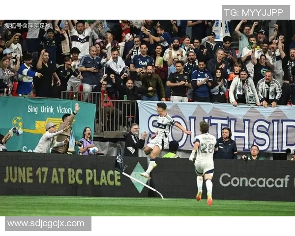 足球明星跪滑照引发热议球迷热情与争议交织的背后故事 足球明星跪滑照引发热议球迷热情与争议交织的背后故事