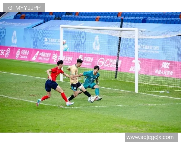 帅哥与足球明星的精彩对决视频展现运动魅力与青春活力